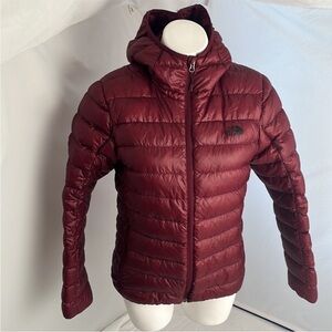 The North Face Sierra Peak Hoodie slim fit burgundy 800 down fill jacket